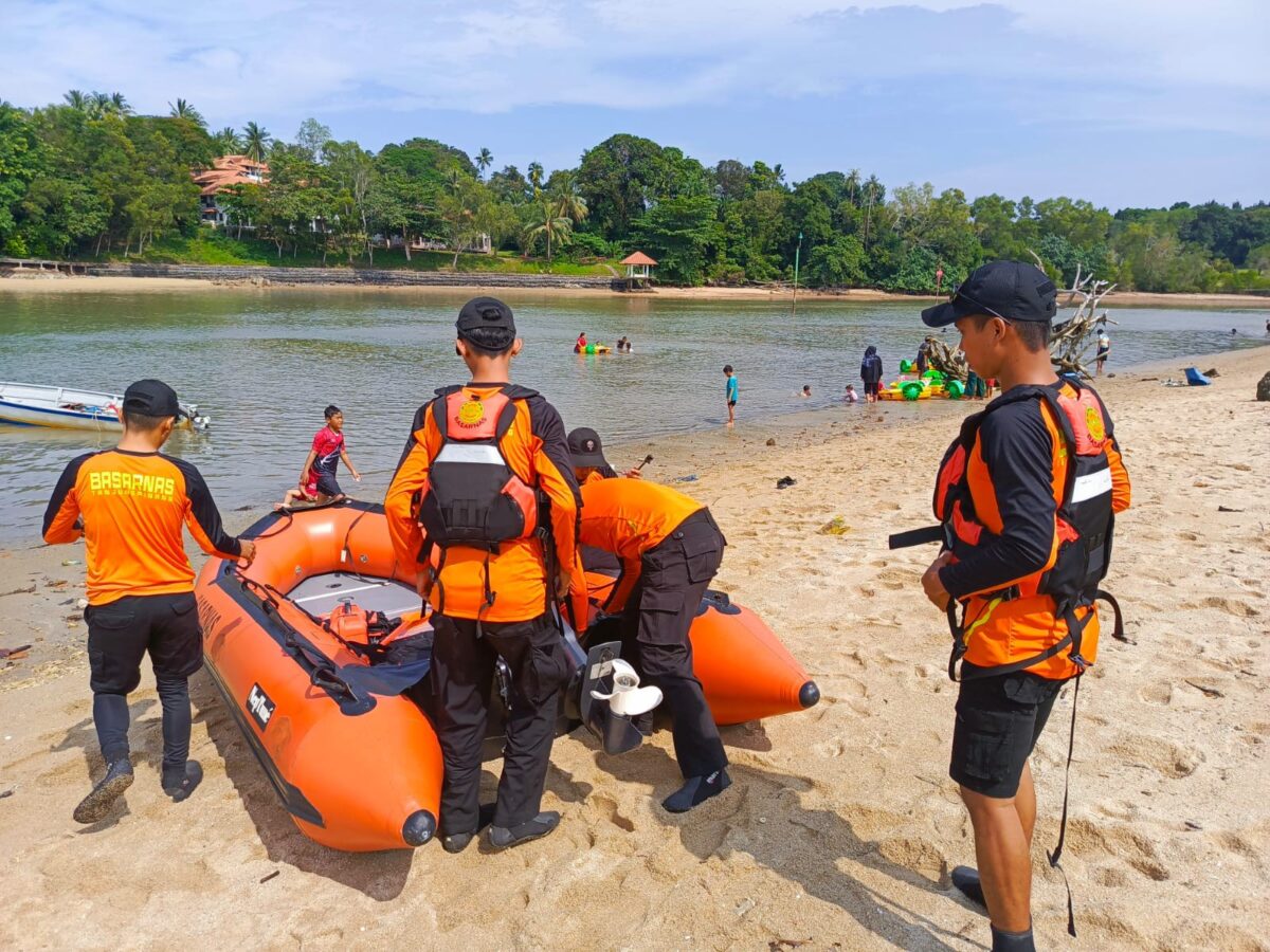 Tim SAR gabungan tengah mencari pencarian korban terseret arus laut di Nongsa, Minggu (15/12). Foto:Dok/Basarnas
