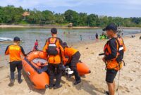 Tim SAR gabungan tengah mencari pencarian korban terseret arus laut di Nongsa, Minggu (15/12). Foto:Dok/Basarnas
