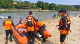 Tim SAR gabungan tengah mencari pencarian korban terseret arus laut di Nongsa, Minggu (15/12). Foto:Dok/Basarnas