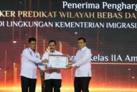Kepala Lapas kelas IIA Batam Heri Kusrita saat menerima penghargaan dari Menteri Imigrasi dan Pemasyarakatan Republik Indonesia, Agus Andrianto, kepada Kalapas Batam, Heri Kusrita, dalam acara yang berlangsung di Gedung Muladi, Kampus Politeknik Keamanan dan Perbatasan (Poltekpin) Tangerang, Senin (16/12/2024). Matapedia6.com/ Dok Lapas