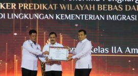 Kepala Lapas kelas IIA Batam Heri Kusrita saat menerima penghargaan dari Menteri Imigrasi dan Pemasyarakatan Republik Indonesia, Agus Andrianto, kepada Kalapas Batam, Heri Kusrita, dalam acara yang berlangsung di Gedung Muladi, Kampus Politeknik Keamanan dan Perbatasan (Poltekpin) Tangerang, Senin (16/12/2024). Matapedia6.com/ Dok Lapas