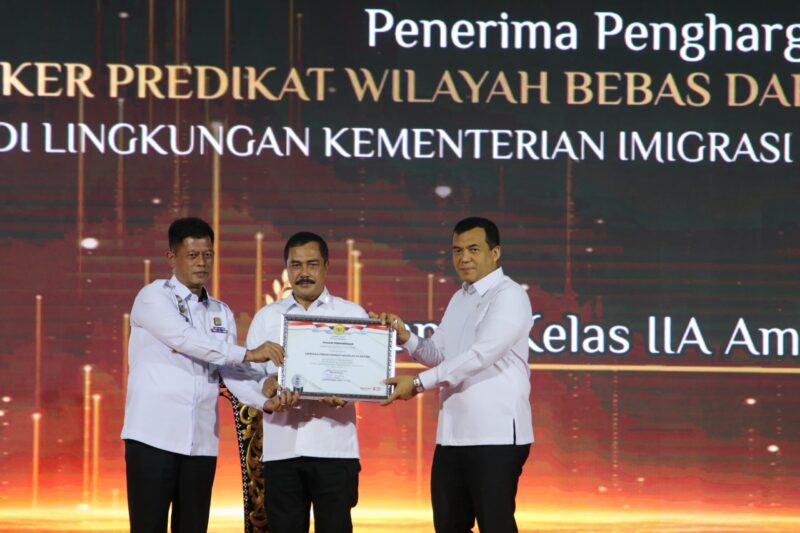 Kepala Lapas kelas IIA Batam Heri Kusrita saat menerima penghargaan dari Menteri Imigrasi dan Pemasyarakatan Republik Indonesia, Agus Andrianto, kepada Kalapas Batam, Heri Kusrita, dalam acara yang berlangsung di Gedung Muladi, Kampus Politeknik Keamanan dan Perbatasan (Poltekpin) Tangerang, Senin (16/12/2024). Matapedia6.com/ Dok Lapas