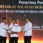 Kepala Lapas kelas IIA Batam Heri Kusrita saat menerima penghargaan dari Menteri Imigrasi dan Pemasyarakatan Republik Indonesia, Agus Andrianto, kepada Kalapas Batam, Heri Kusrita, dalam acara yang berlangsung di Gedung Muladi, Kampus Politeknik Keamanan dan Perbatasan (Poltekpin) Tangerang, Senin (16/12/2024). Matapedia6.com/ Dok Lapas