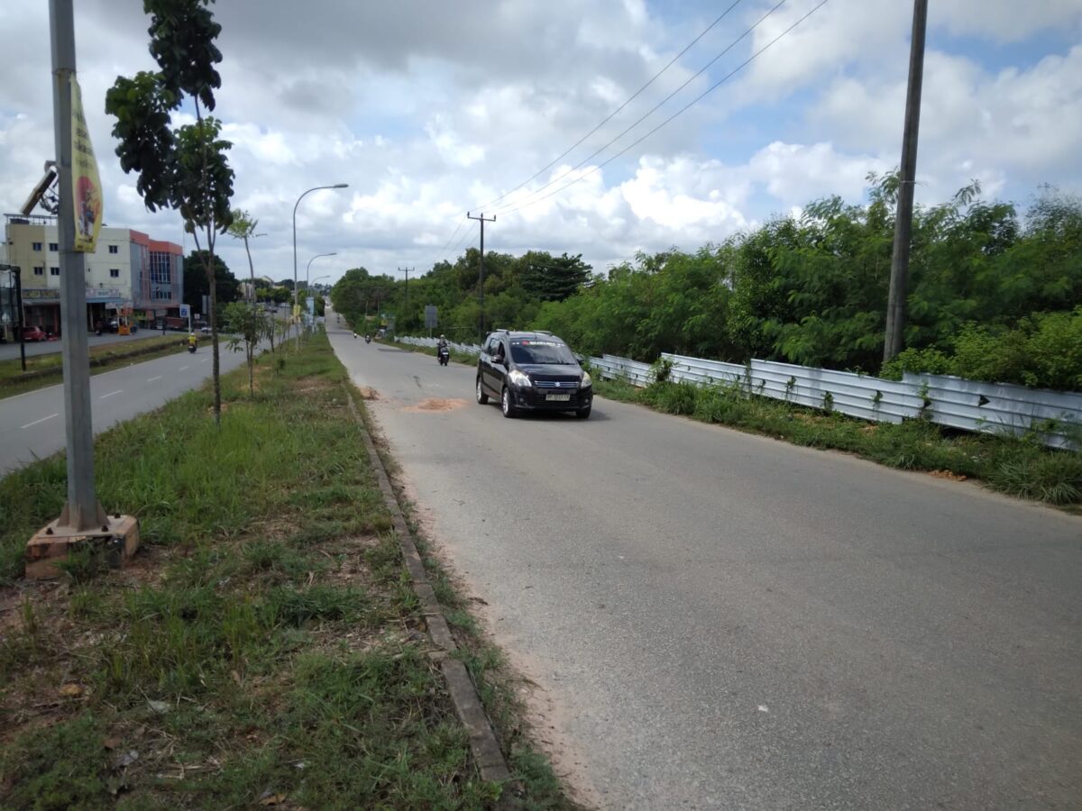 Lokasi kejadian laka lantas di jalan dang Merdu yang menewaskan pengendara motor Yamaha F1ZR, pada Senin (16/12/2024) malam. Matapedia6.com/ Luci