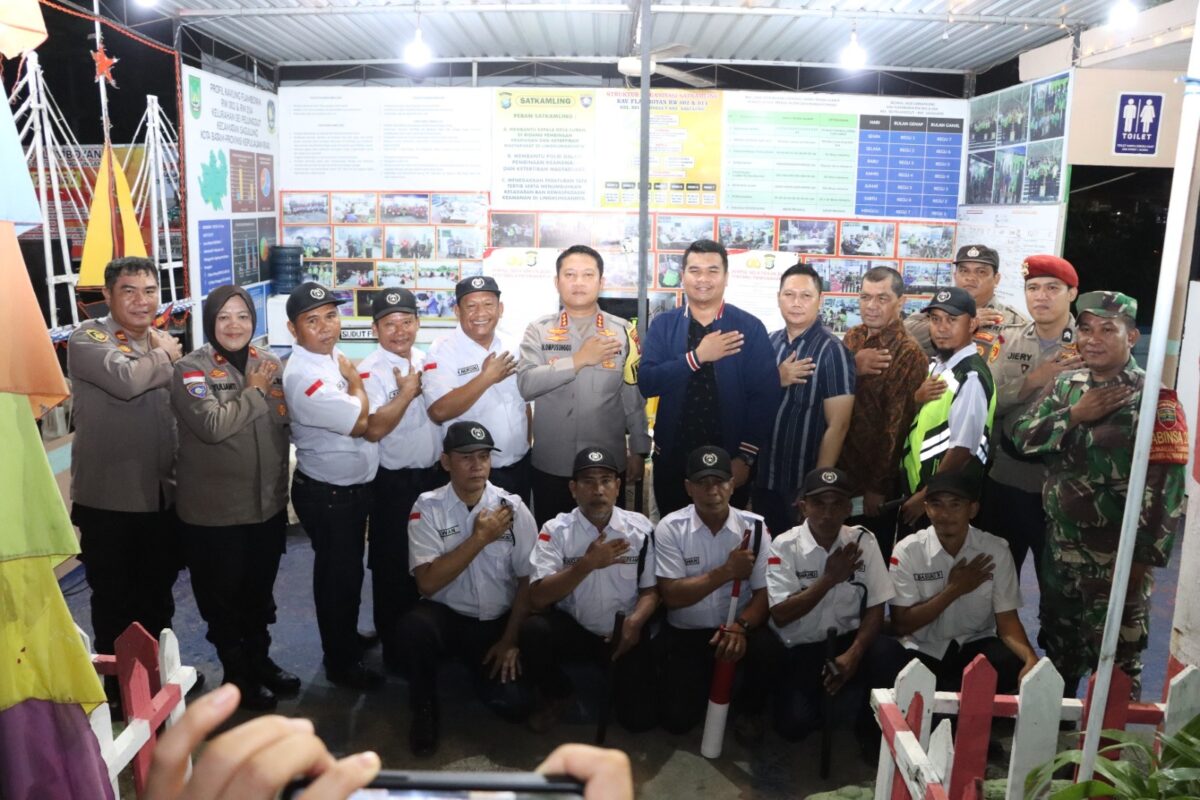 Kapolresta Barelang Kombes Pol Heribertus Ompusunggu saat mengunjungi Poskamling di Tiban III dan Flamboyan, Senin (16/12/2024). Matapedia6.com/ Dok Polresta