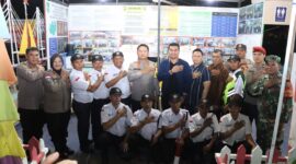 Kapolresta Barelang Kombes Pol Heribertus Ompusunggu saat mengunjungi Poskamling di Tiban III dan Flamboyan, Senin (16/12/2024). Matapedia6.com/ Dok Polresta
