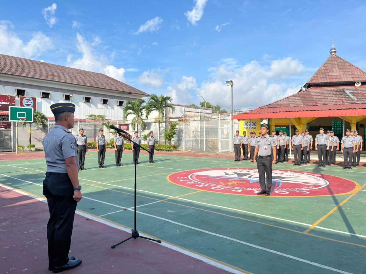 Kepala Rutan Kelas IIA Batam, Fajar Teguh Wibowo, saat memimpin upacara kenaikan pangkat pegawai rutan Batam, Senin (16/12/2024). Matapedia6.com/Dok Rutan
