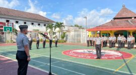 Kepala Rutan Kelas IIA Batam, Fajar Teguh Wibowo, saat memimpin upacara kenaikan pangkat pegawai rutan Batam, Senin (16/12/2024). Matapedia6.com/Dok Rutan
