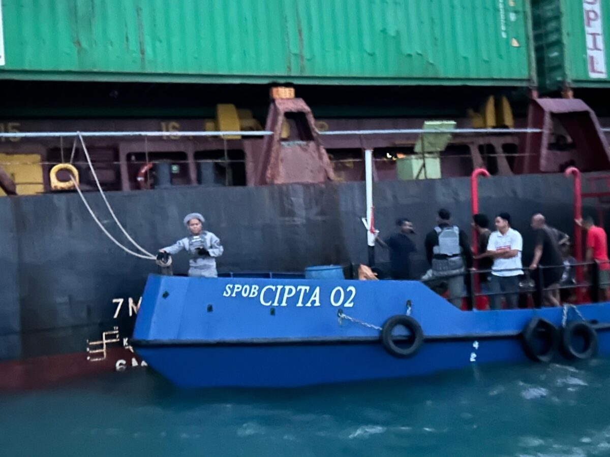 Badan Keamanan Laut Republik Indonesia (Bakamla RI) berhasil menggagalkan transaksi bahan bakar minyak (BBM) ilegal di perairan Teluk Jodoh, Batam, Selasa (17/12/2024). Matapedia6.com/Dok Bakamla