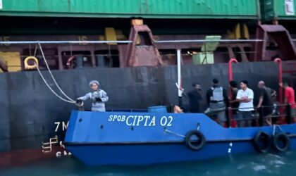 Badan Keamanan Laut Republik Indonesia (Bakamla RI) berhasil menggagalkan transaksi bahan bakar minyak (BBM) ilegal di perairan Teluk Jodoh, Batam, Selasa (17/12/2024). Matapedia6.com/Dok Bakamla