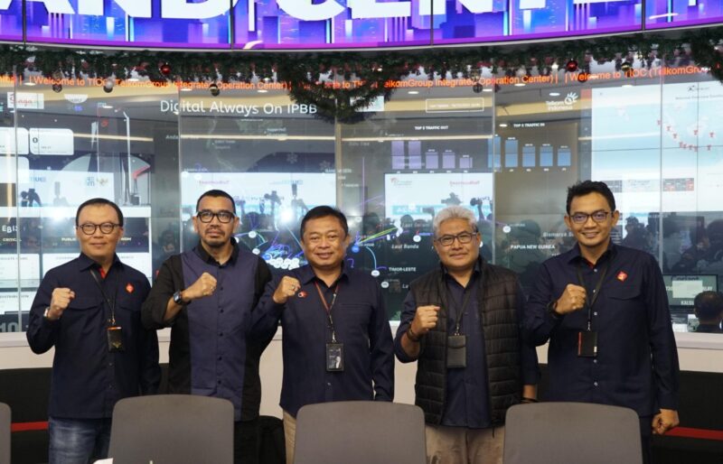 Direktur Utama Telkomsel Nugroho, Staf Khusus bidang Strategi Komunikasi dan Hubungan Publik Kementerian BUMN RI Arya Sinulingga, Direktur Utama Telkom Ririek Adriansyah, Direktur Network and IT Solution Telkom Herlan Wijanarko, dan Direktur Network Telkomsel Indra Mardiatna saat Konferensi Pers Kesiapan TelkomGroup dalam rangka Natal 2024 dan Tahun Baru 2025 di TelkomGroup Integrated Operation Center (TIOC), pada Senin (16/11). Foto:Telkom
