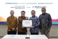 Chief Technology Officer MyRepublic Hendra Gunawan, Chief Executive Officer MyRepublic Timotius Max Sulaiman, Direktur Utama TIF I Ketut Budi Utama, dan Direktur Planning & Operations TIF Suharyoto dalam acara penandatanganan perjanjian kerja sama strategis antara PT Telkom Infrastruktur Indonesia (TIF) dan PT Eka Mas Republik (MyRepublic) di Telkom Landmark Tower, pada Senin (16/12). Foto: Telkom