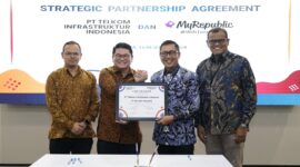 Chief Technology Officer MyRepublic Hendra Gunawan, Chief Executive Officer MyRepublic Timotius Max Sulaiman, Direktur Utama TIF I Ketut Budi Utama, dan Direktur Planning & Operations TIF Suharyoto dalam acara penandatanganan perjanjian kerja sama strategis antara PT Telkom Infrastruktur Indonesia (TIF) dan PT Eka Mas Republik (MyRepublic) di Telkom Landmark Tower, pada Senin (16/12). Foto: Telkom
