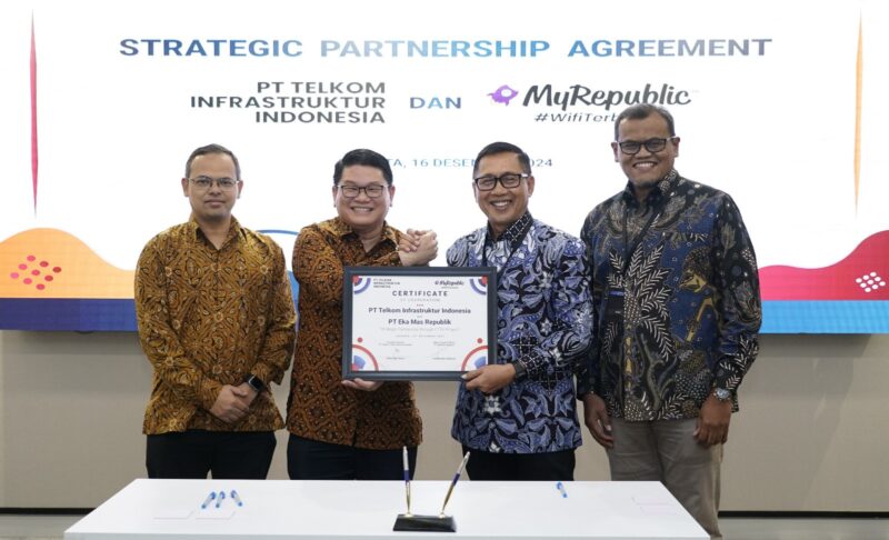 Chief Technology Officer MyRepublic Hendra Gunawan, Chief Executive Officer MyRepublic Timotius Max Sulaiman, Direktur Utama TIF I Ketut Budi Utama, dan Direktur Planning & Operations TIF Suharyoto dalam acara penandatanganan perjanjian kerja sama strategis antara PT Telkom Infrastruktur Indonesia (TIF) dan PT Eka Mas Republik (MyRepublic) di Telkom Landmark Tower, pada Senin (16/12). Foto: Telkom