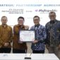 Chief Technology Officer MyRepublic Hendra Gunawan, Chief Executive Officer MyRepublic Timotius Max Sulaiman, Direktur Utama TIF I Ketut Budi Utama, dan Direktur Planning & Operations TIF Suharyoto dalam acara penandatanganan perjanjian kerja sama strategis antara PT Telkom Infrastruktur Indonesia (TIF) dan PT Eka Mas Republik (MyRepublic) di Telkom Landmark Tower, pada Senin (16/12). Foto: Telkom