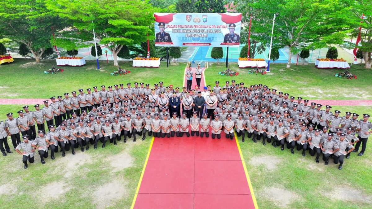 Kapolda Kepri Irjen Pol Yan Fitri Halimansyah Foto bersama Bintara baru usai mengikuti upacara pelantikan di di Sekolah Polisi Negara (SPN) Polda Kepri, Tanjung Batu, Karimun, pada Rabu (18/12/2024). Matapedia6.com/ Dok Humas Polda