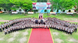 Kapolda Kepri Irjen Pol Yan Fitri Halimansyah Foto bersama Bintara baru usai mengikuti upacara pelantikan di di Sekolah Polisi Negara (SPN) Polda Kepri, Tanjung Batu, Karimun, pada Rabu (18/12/2024). Matapedia6.com/ Dok Humas Polda
