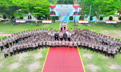 Kapolda Kepri Irjen Pol Yan Fitri Halimansyah Foto bersama Bintara baru usai mengikuti upacara pelantikan di di Sekolah Polisi Negara (SPN) Polda Kepri, Tanjung Batu, Karimun, pada Rabu (18/12/2024). Matapedia6.com/ Dok Humas Polda