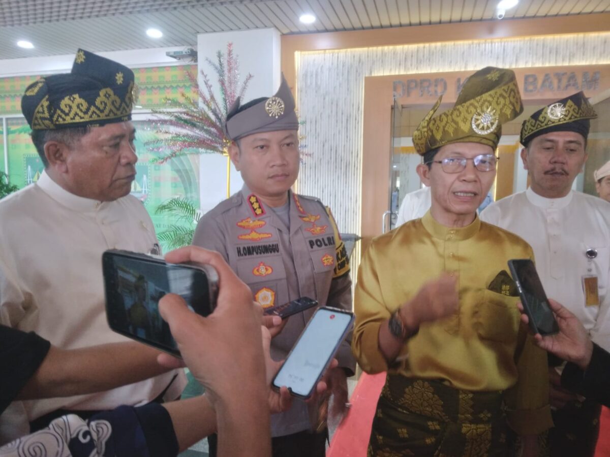 Amsakar Ahmad walikota terpilih saat memberikan komentar usai mengikuti rapat paripurna hari jadi Kota Batam di Kantor DPRD Batam, Rabu (18/12/2024). Matapedia6.com/ Luci