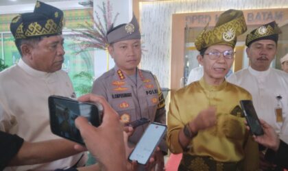 Amsakar Ahmad walikota terpilih saat memberikan komentar usai mengikuti rapat paripurna hari jadi Kota Batam di Kantor DPRD Batam, Rabu (18/12/2024). Matapedia6.com/ Luci