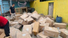 Anggota Ditpolairud Kepri saat menggerebek rumah penyimpanan puluhan karton Rokok tanpa cukai di Jalan Telaga Tujuh Kabupaten Karimun. Matapedia6.com/ Dok Humas Polda
