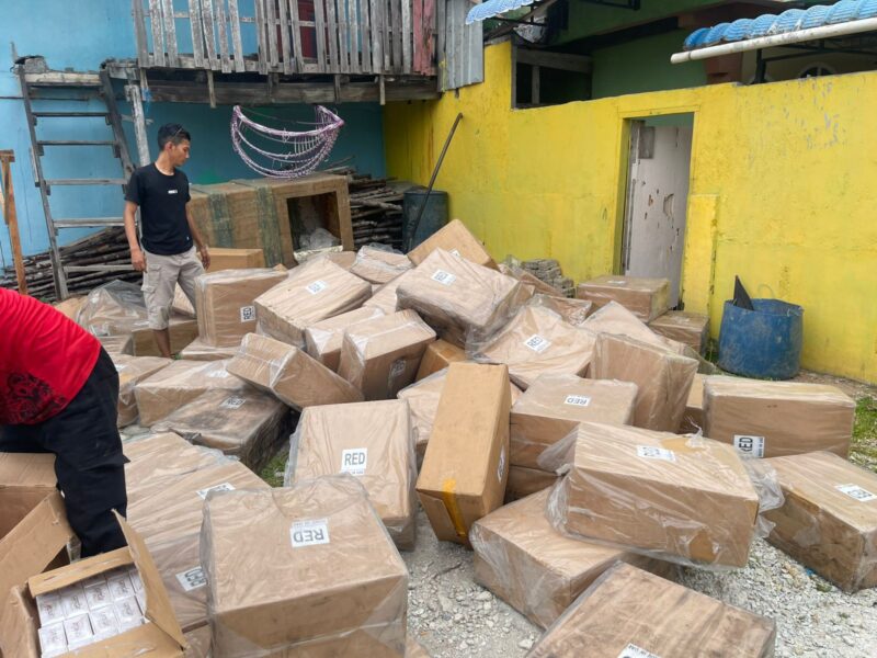 Anggota Ditpolairud Kepri saat menggerebek rumah penyimpanan puluhan karton Rokok tanpa cukai di Jalan Telaga Tujuh Kabupaten Karimun. Matapedia6.com/ Dok Humas Polda