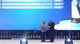 *Keterangan Foto:*
VP Corporate Communication Telkom Andri Herawan Sasoko saat menerima penghargaan sebagai Peringkat Kedua Badan Publik Kualifikasi “Informatif” dalam kategori Badan Usaha Milik Negara (BUMN) pada acara Malam Anugerah Keterbukaan Informasi Publik Tahun 2024 yang digelar oleh Komisi Informasi Pusat (KIP) di Ballroom Hotel Movenpick, Jakarta Pusat, Selasa (17/12). Foto:Telkom
