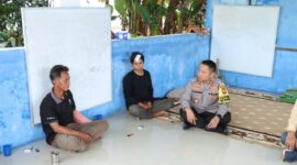 Kapolresta Barelang Kombes Pol Heribertus ertus Ompusunggu temui korban bentrokan dan berdialog dengan korban di kampung Sembulang Hulu, Barelang, Jumat (20/12/2024). Matapedia6.com/ Dok Polresta
