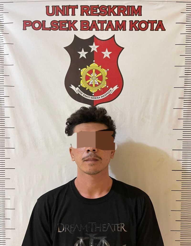 Satu dari dua pelaku pencuri motor yang ditangkap Polsek Batam Kota, Sabtu (21/12/2024). Matapedia6.com/Dok Polsek