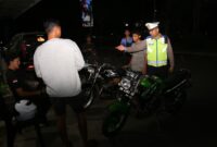 Petugas saat mengamankan motor pengguna knalpot brong yang terjaring razia, Minggu (22/12/2024). Matapedia6.co/ Dok Polresta
