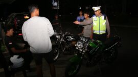 Petugas saat mengamankan motor pengguna knalpot brong yang terjaring razia, Minggu (22/12/2024). Matapedia6.co/ Dok Polresta