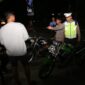 Petugas saat mengamankan motor pengguna knalpot brong yang terjaring razia, Minggu (22/12/2024). Matapedia6.co/ Dok Polresta