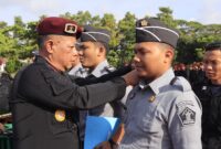 Kepala lembaga pemasyarakatan (Lapas) kelas IIA Batam Heri Kusrita sematkan tanda kenaikan pangkat kepada 10 pegawai Lapas Batam usai gelar Apel Siaga, Senin (23/12/2024). Matapedia6.com/ Dok Lapas