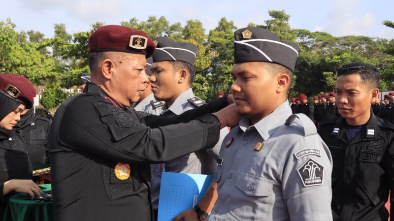 Kepala lembaga pemasyarakatan (Lapas) kelas IIA Batam Heri Kusrita sematkan tanda kenaikan pangkat kepada 10 pegawai Lapas Batam usai gelar Apel Siaga, Senin (23/12/2024). Matapedia6.com/ Dok Lapas