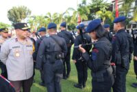 Wakapolda Kepri, Brigjen Pol Asep Safrudin, bersama Kabidpropam Polda Kepri, Kombes Pol Ferry Irawan, periksa senjata api personel Polda Kepri usai apel pagi di lapangan utama Polda Kepri, Senin (23/12/2024). Matapedia6.com/Dok Polda