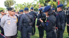 Wakapolda Kepri, Brigjen Pol Asep Safrudin, bersama Kabidpropam Polda Kepri, Kombes Pol Ferry Irawan, periksa senjata api personel Polda Kepri usai apel pagi di lapangan utama Polda Kepri, Senin (23/12/2024). Matapedia6.com/Dok Polda