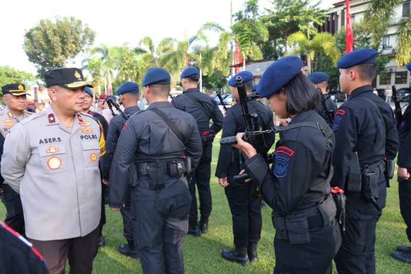 Wakapolda Kepri, Brigjen Pol Asep Safrudin, bersama Kabidpropam Polda Kepri, Kombes Pol Ferry Irawan, periksa senjata api personel Polda Kepri usai apel pagi di lapangan utama Polda Kepri, Senin (23/12/2024). Matapedia6.com/Dok Polda