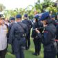 Wakapolda Kepri, Brigjen Pol Asep Safrudin, bersama Kabidpropam Polda Kepri, Kombes Pol Ferry Irawan, periksa senjata api personel Polda Kepri usai apel pagi di lapangan utama Polda Kepri, Senin (23/12/2024). Matapedia6.com/Dok Polda