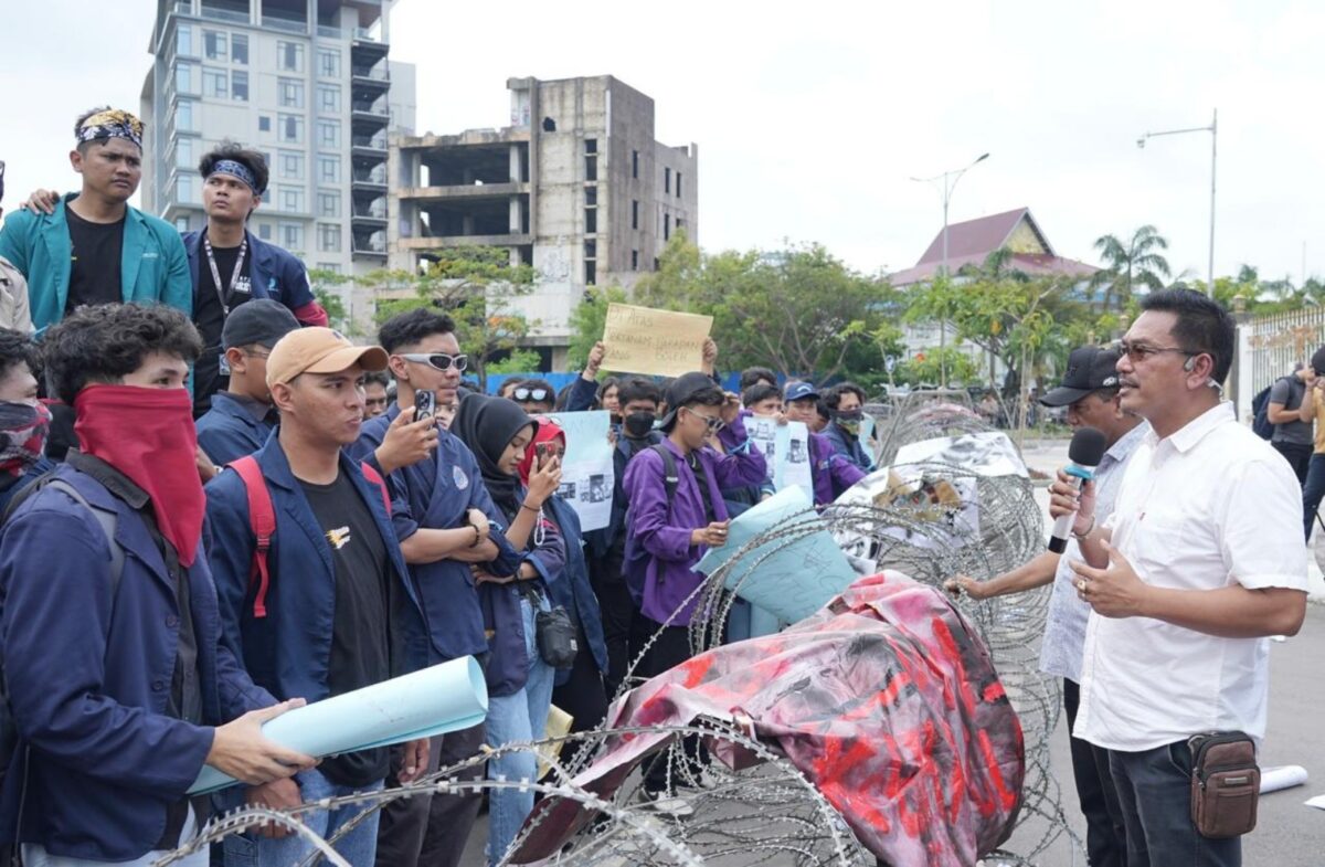 Massa demo di kantor BP Batam terkait Rempang Eco-City, Senin (23/12). Foto:Ist