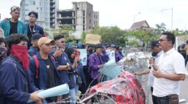 Massa demo di kantor BP Batam terkait Rempang Eco-City, Senin (23/12). Foto:Ist