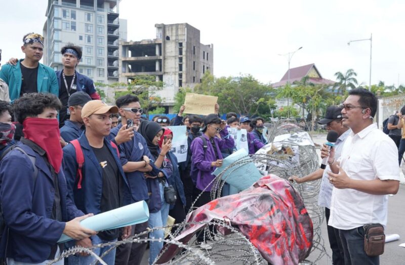 Massa demo di kantor BP Batam terkait Rempang Eco-City, Senin (23/12). Foto:Ist