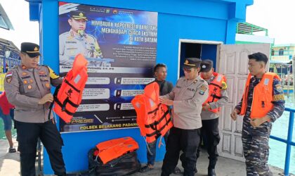 Kapolsek Belakang Padang Iptu Sonny berikan sosialisasi keselamatan berlayar kepada penambang di pelabuhan Kuning Belakang. Matapedia6.com/ Dok Polres