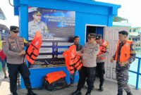 Kapolsek Belakang Padang Iptu Sonny berikan sosialisasi keselamatan berlayar kepada penambang di pelabuhan Kuning Belakang. Matapedia6.com/ Dok Polres