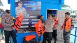 Kapolsek Belakang Padang Iptu Sonny berikan sosialisasi keselamatan berlayar kepada penambang di pelabuhan Kuning Belakang. Matapedia6.com/ Dok Polres