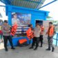 Kapolsek Belakang Padang Iptu Sonny berikan sosialisasi keselamatan berlayar kepada penambang di pelabuhan Kuning Belakang. Matapedia6.com/ Dok Polres
