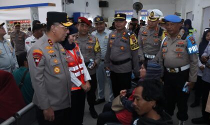 Kapolda Kepri Irjen Pol Yan Fitri Halimansyah bersama instansi lainnya melakukan pengecekan pos terpadu di beberapa titik yang ada di Kota Batam jelang malam Natal, Selasa (24/12/2024). Matapedia6.com/ Dok Humas Polda