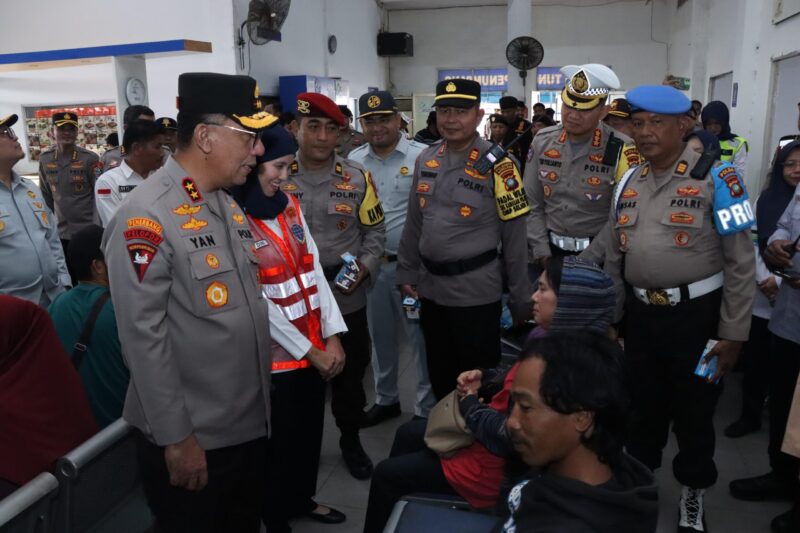 Kapolda Kepri Irjen Pol Yan Fitri Halimansyah bersama instansi lainnya melakukan pengecekan pos terpadu di beberapa titik yang ada di Kota Batam jelang malam Natal, Selasa (24/12/2024). Matapedia6.com/ Dok Humas Polda