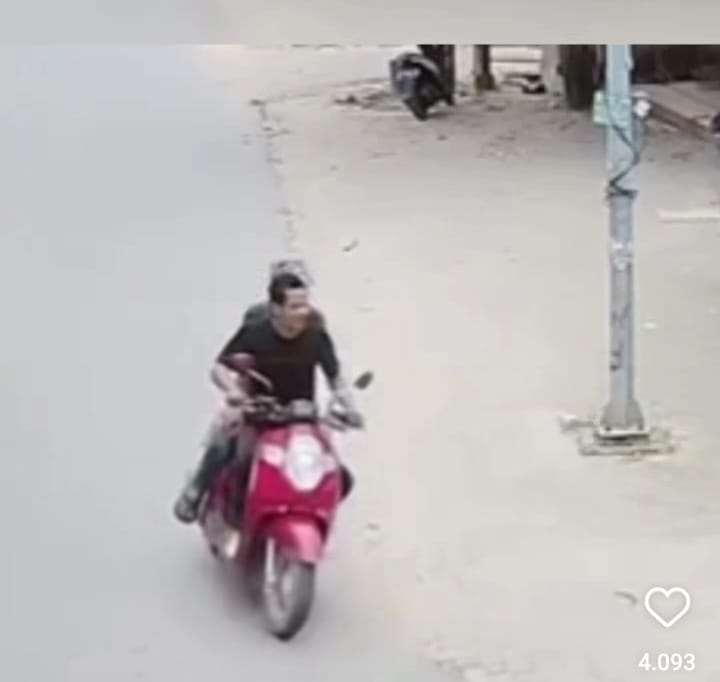 Screenshot video yang viral dua pelaku jambret beraksi di Bengkong Laut, Kota Batam Provinsi Kepri, Selasa (24/12/2024). Matapedia6.com/ Istimewa
