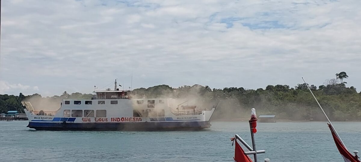 Tangkapan layar kapal Roro KMP Mulia Nusantara terbakar di Punggur Batam, Rabu (25/12). Foto:Istimewa