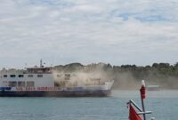 Tangkapan layar kapal Roro KMP Mulia Nusantara terbakar di Punggur Batam, Rabu (25/12). Foto:Istimewa
